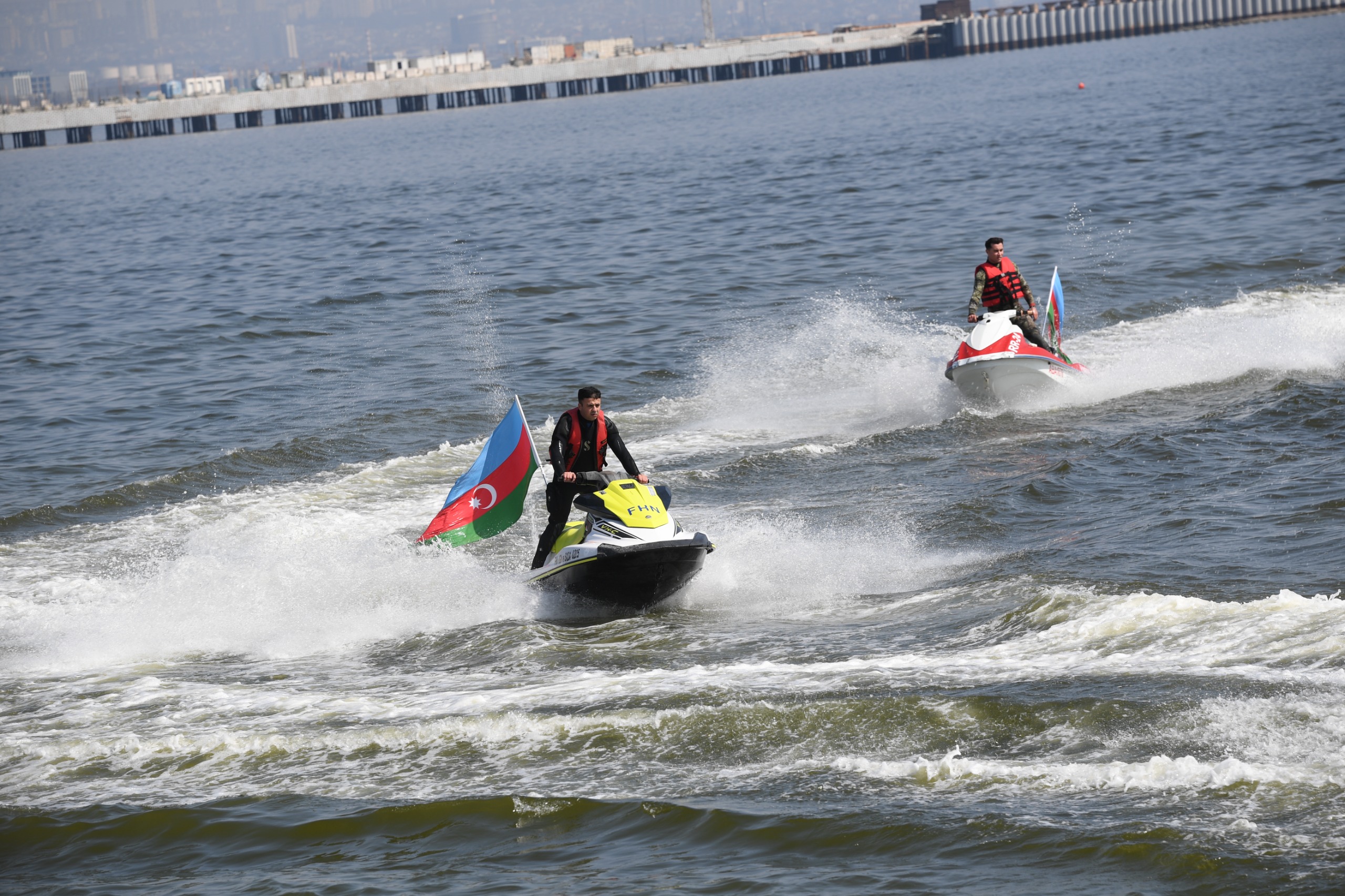 Bakıda Xəzərin suları avarçəkmə və yelkənli qayıqlarla bəzəndi (FOTO)